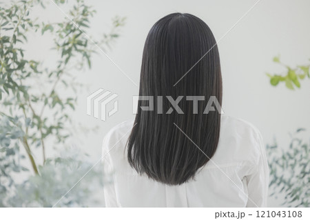 若い女性のヘアケアイメージ 121043108