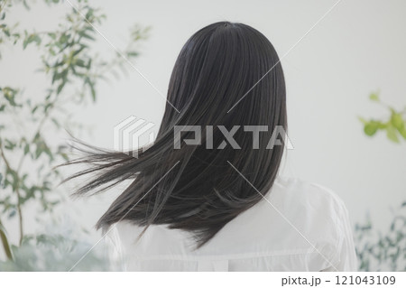 若い女性のヘアケアイメージ 若い女性のヘアケアイメージ 121043109