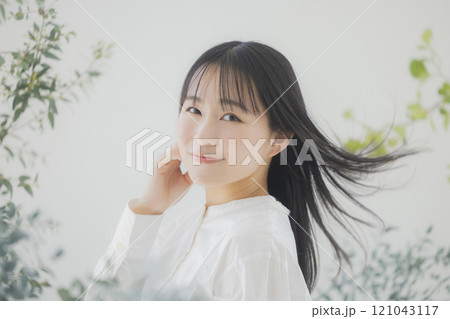 若い女性のヘアケアイメージ 若い女性のヘアケアイメージ 121043117