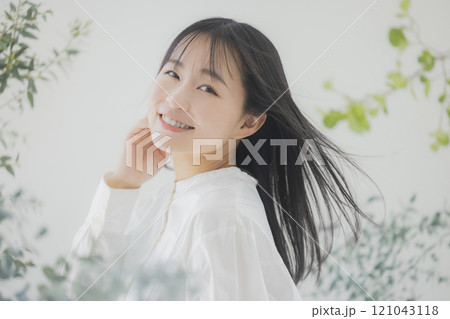 若い女性のヘアケアイメージ 121043118