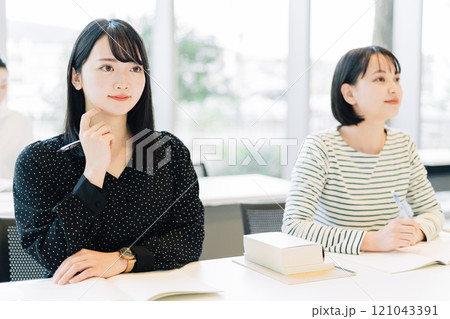授業を受ける大学生　  121043391