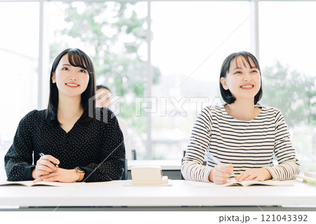 授業を受ける大学生　  121043392