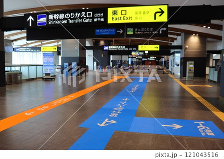 JR敦賀駅 在来線特急から新幹線への乗り換え改札口 121043516