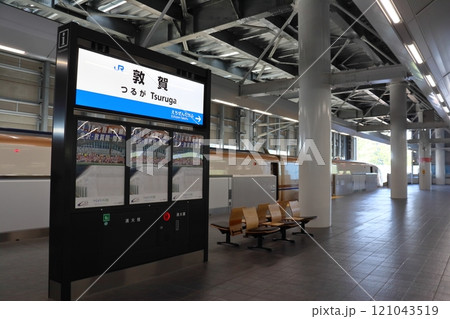 敦賀駅 北陸新幹線 ホーム上の始発風景 121043519