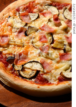 ナスとベーコンのトマトソースピザ 121043572
