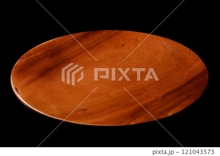 アカシア製の皿 121043573