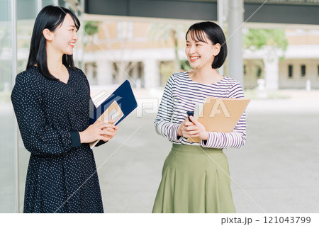 キャンパスで談笑する女子大学生 キャンパスで談笑する女子大学生 121043799