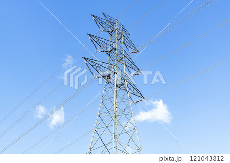 重要な社会インフラである送電鉄塔（エネルギーイメージ） 121043812