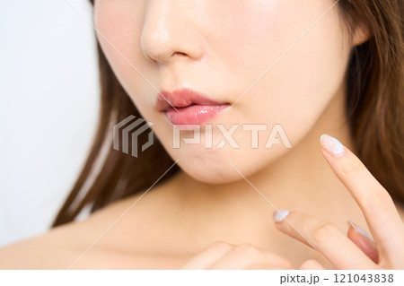 若い日本人女性のファッションポートレート 121043838