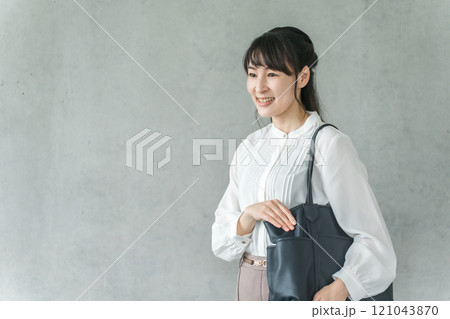 外回りに出かけるビジネスウーマン（セールスレディ・生保レディ） 121043870