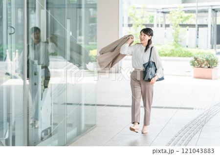 大企業で働くキャリアウーマン・ビジネスウーマン 121043883