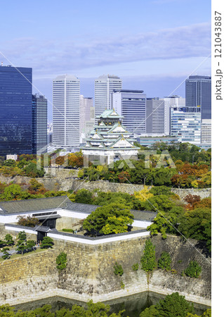 紅葉が美しい大阪城天守閣と立ち並ぶ高層ビル群(大阪府大阪市) 紅葉が美しい大阪城天守閣と立ち並ぶ高層ビル群(大阪府大阪市) 121043887