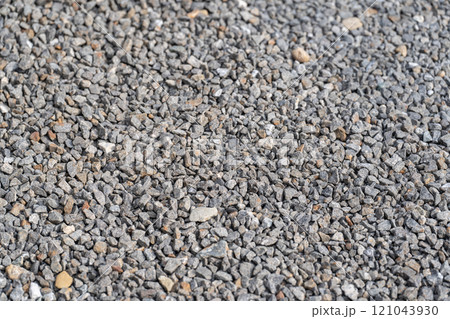 敷き詰められた砂利 敷き詰められた砂利 121043930