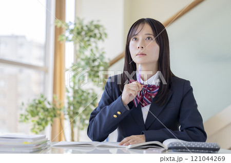 教育イメージ 勉強している女子高生 教育イメージ 勉強している女子高生 121044269