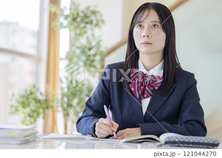 教育イメージ　勉強している女子高生 121044270