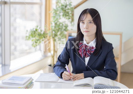 教育イメージ　勉強している女子高生 121044271