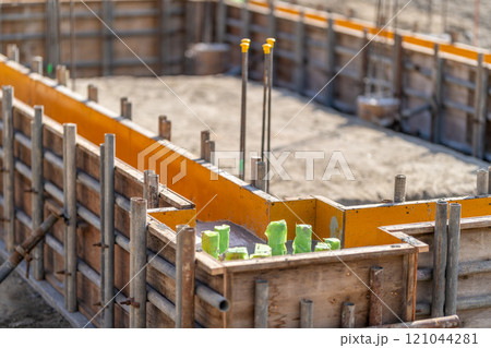 型枠工事　基礎工事　建築現場 121044281