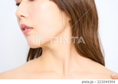 若い日本人女性のファッションポートレート 首筋 若い日本人女性のファッションポートレート 首筋 121044304
