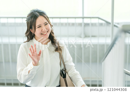 オフィスの階段を登る女性・ビジネスウーマン（朝・出社・出勤・通勤） 121044308
