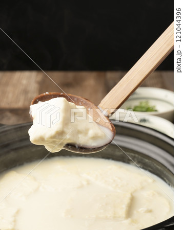 温泉豆腐 湯豆腐 土鍋で煮た豆腐をおたまですくう 温泉豆腐 湯豆腐 土鍋で煮た豆腐をおたまですくう 121044396