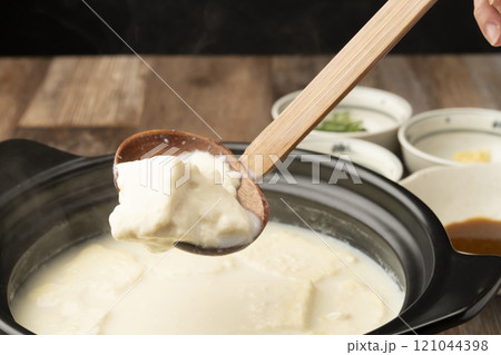 温泉豆腐　湯豆腐　土鍋で煮た豆腐をおたまですくう 121044398