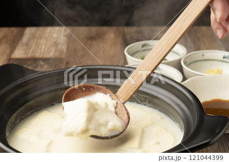 温泉豆腐　湯豆腐　土鍋で煮た豆腐をおたまですくう 121044399
