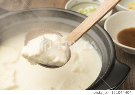 温泉豆腐　湯豆腐　土鍋で煮た豆腐をおたまですくう 121044404