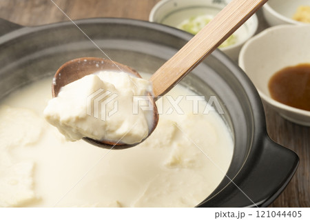 温泉豆腐 湯豆腐 土鍋で煮た豆腐をおたまですくう 温泉豆腐 湯豆腐 土鍋で煮た豆腐をおたまですくう 121044405