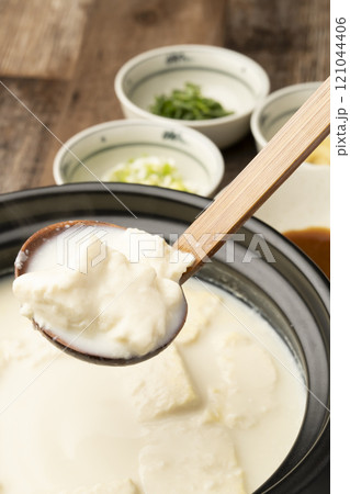 温泉豆腐　湯豆腐　土鍋で煮た豆腐をおたまですくう 121044406