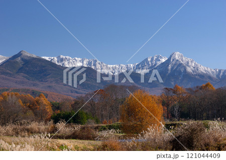 晩秋の田園を前景に展望する薄く雪化粧した八ヶ岳連峰 晩秋の田園を前景に展望する薄く雪化粧した八ヶ岳連峰 121044409