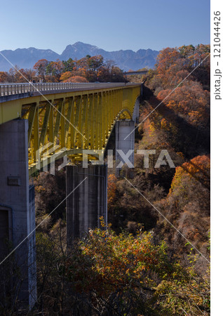 八ヶ岳高原大橋に注ぐ晩秋の日差しと南アルプス遠望 121044426