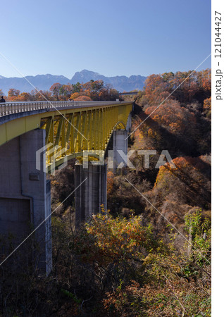 八ヶ岳高原大橋に注ぐ晩秋の日差しと南アルプス遠望 八ヶ岳高原大橋に注ぐ晩秋の日差しと南アルプス遠望 121044427