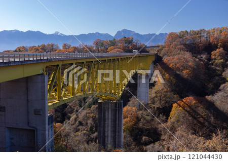 八ヶ岳高原大橋に注ぐ晩秋の日差しと南アルプス遠望 121044430