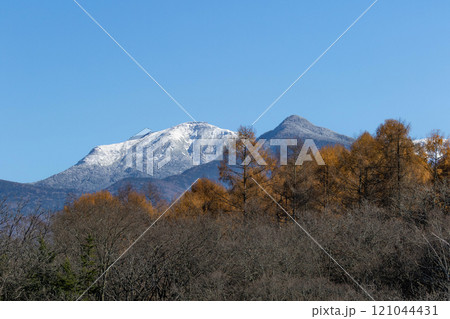 山麓の溜池から眺める雪化粧した硫黄岳と峰の松目 山麓の溜池から眺める雪化粧した硫黄岳と峰の松目 121044431