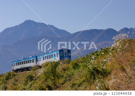 青く霞む甲斐駒ヶ岳を背景に大曲をゆく小海線HIGH RAIL 1375 121044438