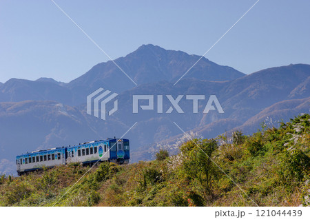 青く霞む甲斐駒ヶ岳を背景に大曲をゆく小海線HIGH RAIL 1375 121044439