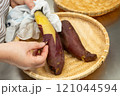 干し芋作り〜熱々のさつまいもの皮剥き 121044594