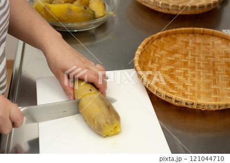 家庭で干し芋作り〜サツマイモを包丁でカット 121044710