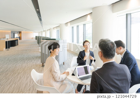 ミーティングをするビジネスマン 121044729