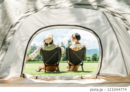キャンプ場でキャンプ・グランピングを楽しむ家族・ファミリー 121044774
