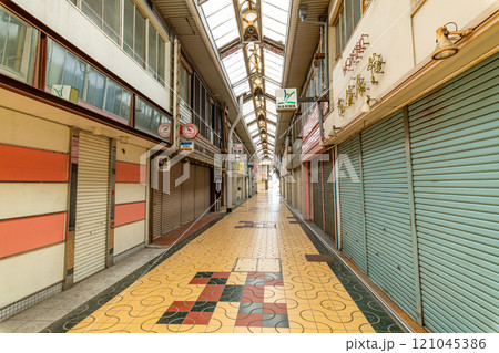 シャッターが下り閑散とした無人の商店街 121045386