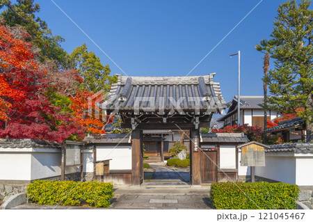 紅葉に包まれた西方寺(京都市北区西賀茂) 紅葉に包まれた西方寺(京都市北区西賀茂) 121045467