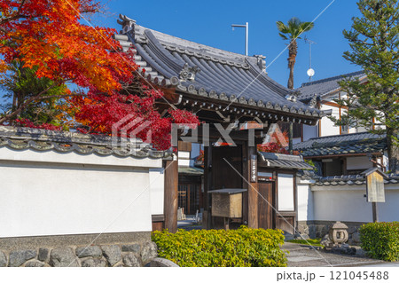 紅葉に包まれた西方寺（京都市北区西賀茂） 121045488