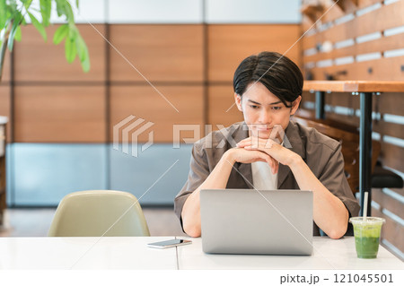 カフェ・家でノートパソコンを使う若い男性・大学生（WEB会議・動画・映画・ドラマ視聴） 121045501