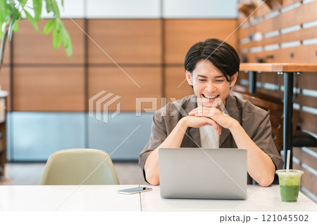 カフェ・家でノートパソコンを使う若い男性・大学生（WEB会議・動画・映画・ドラマ視聴） 121045502