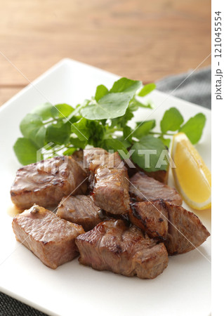 お皿に盛った美味しそうなサイコロステーキ お皿に盛った美味しそうなサイコロステーキ 121045554