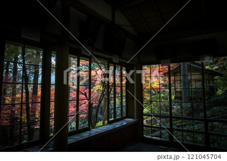 もみじが美しい紅葉スポット 121045704