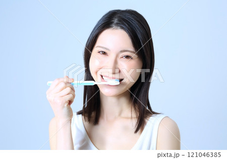 歯磨きをする女性イメージ 121046385