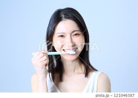 歯磨きをする女性イメージ 121046387