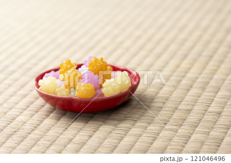 畳の上に赤い小皿とカラフルな金平糖とコピースペース 畳の上に赤い小皿とカラフルな金平糖とコピースペース 121046496